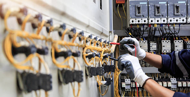 Professional Electrician technician working in Brooklyn, NY